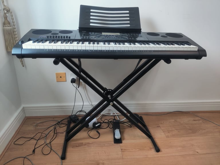 Casio WK-7600 76 Key Piano Style Portable Keyboard with Metal Stand and Pedal