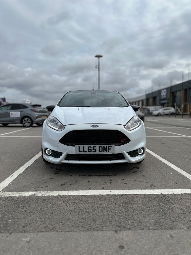 Ford Fiesta ST-3 Hatchback 2016 Manual 1.6 3 doors Heated Recaro Seats LEDs DRLs