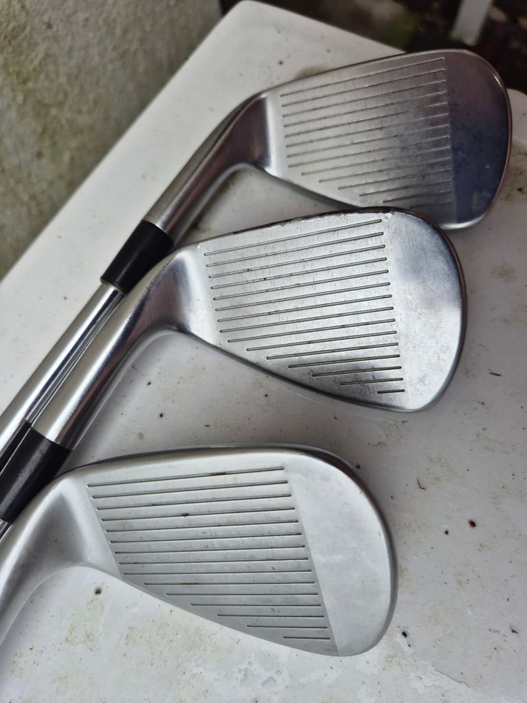 Taylormade P790 2019 irons 4 to PW dynamic gold s300 105 shafts