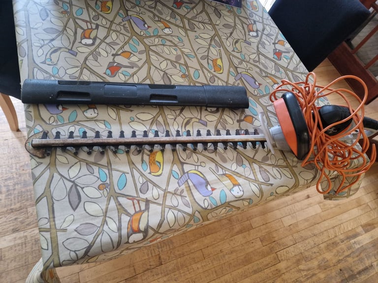 Corded hedge trimmer extra long (26'' or 66 cm)