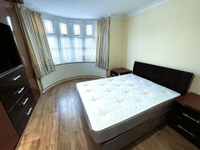 6/7 BED HOUSE ILFORD £3500 PCM