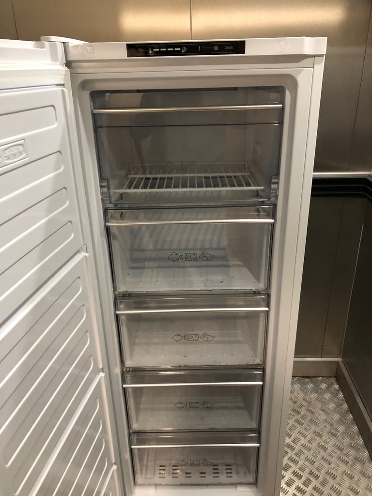 Upright freezer 