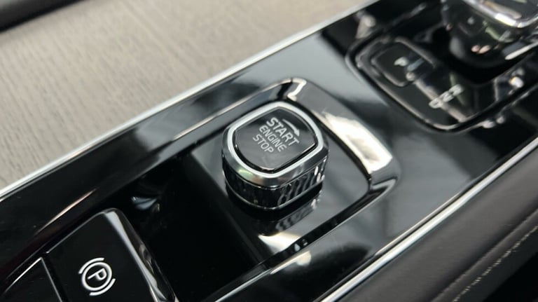 2025 Volvo XC90 Ultra, T8 AWD Plug-in hybrid, Dark, 7 Seats (BLIS, Panoramic Sunroof) Estate Petr...