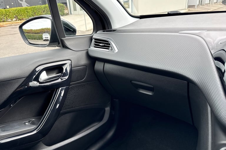 2019 Peugeot 208 1.2 PureTech Signature Euro 6 (s/s) 5dr Hatchback PETROL Manual