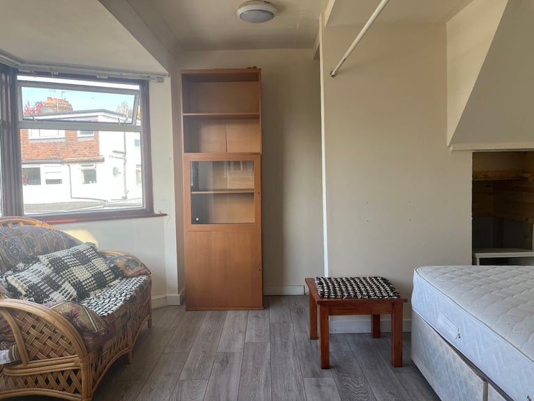Studio Flat with Separate Kitchen in Willesden - DSS Considered