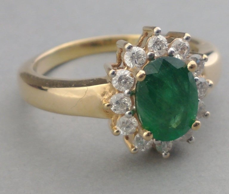 14K Gold ring with Large 1.0 carat Emerald stone with 12 surrounding Diamonds