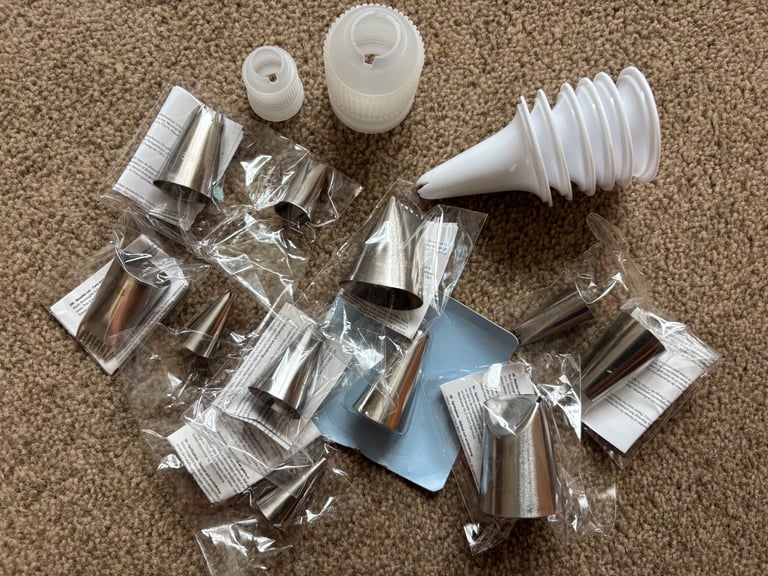 Cake decorating equipment 