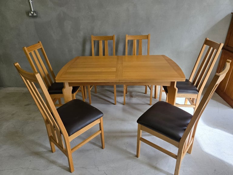 Brand new Ex-display Extending Table and chairs 