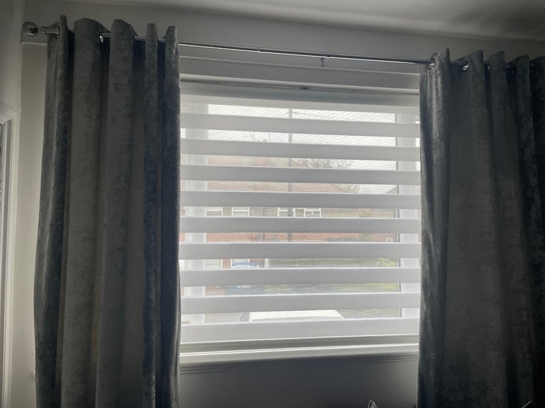 Day and night blind white 