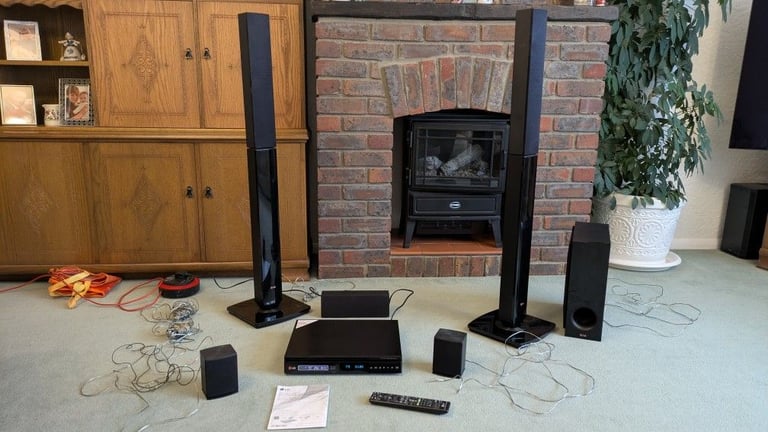 LG Blu Ray 3D  5.1 Surround Sound 1000 W system.
