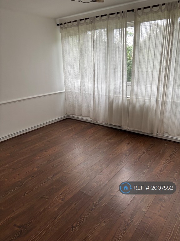 2 bedroom flat in Glamis House, Warley, Brentwood, CM14 (2 bed) (#2007552)