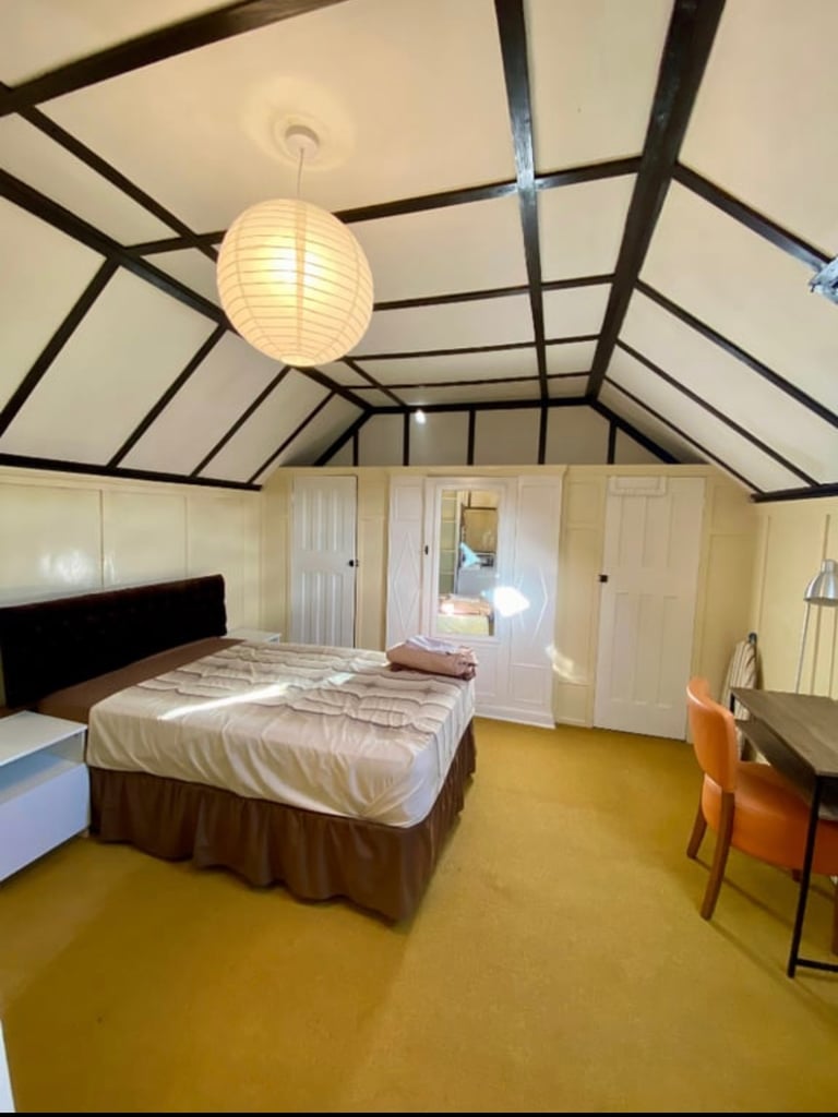 Large size Studio Flat in Norbury. All bills included