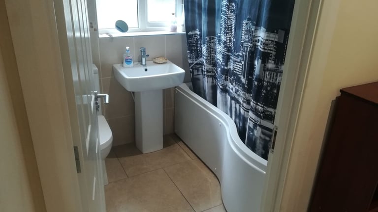 Middle bedroom for rent