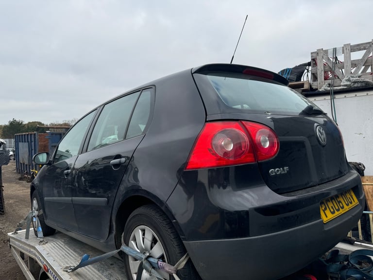 Volkswagen Golf mk5 1.6 fsi 2006 black BREAKING FOR PARTS 