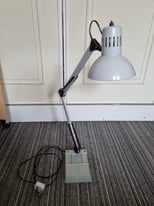 Heavy base retractable desktop lamp
