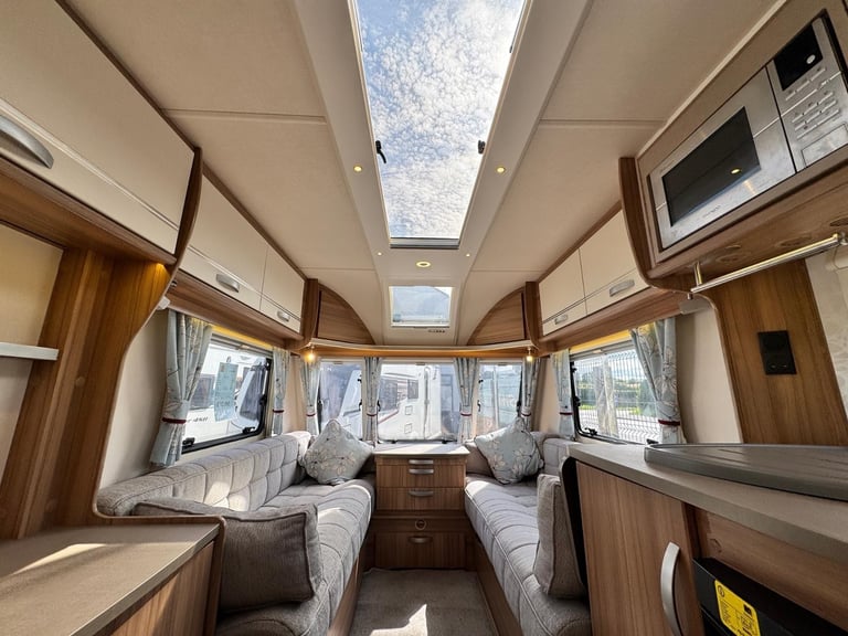 LUNAR QUASAR 462 2019 MODEL 2 BERTH REAR WASHROOM TOURING CARAVAN