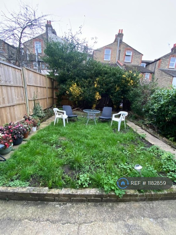 2 bedroom flat in Gilbey Road, London, SW17 (2 bed) (#1182859)