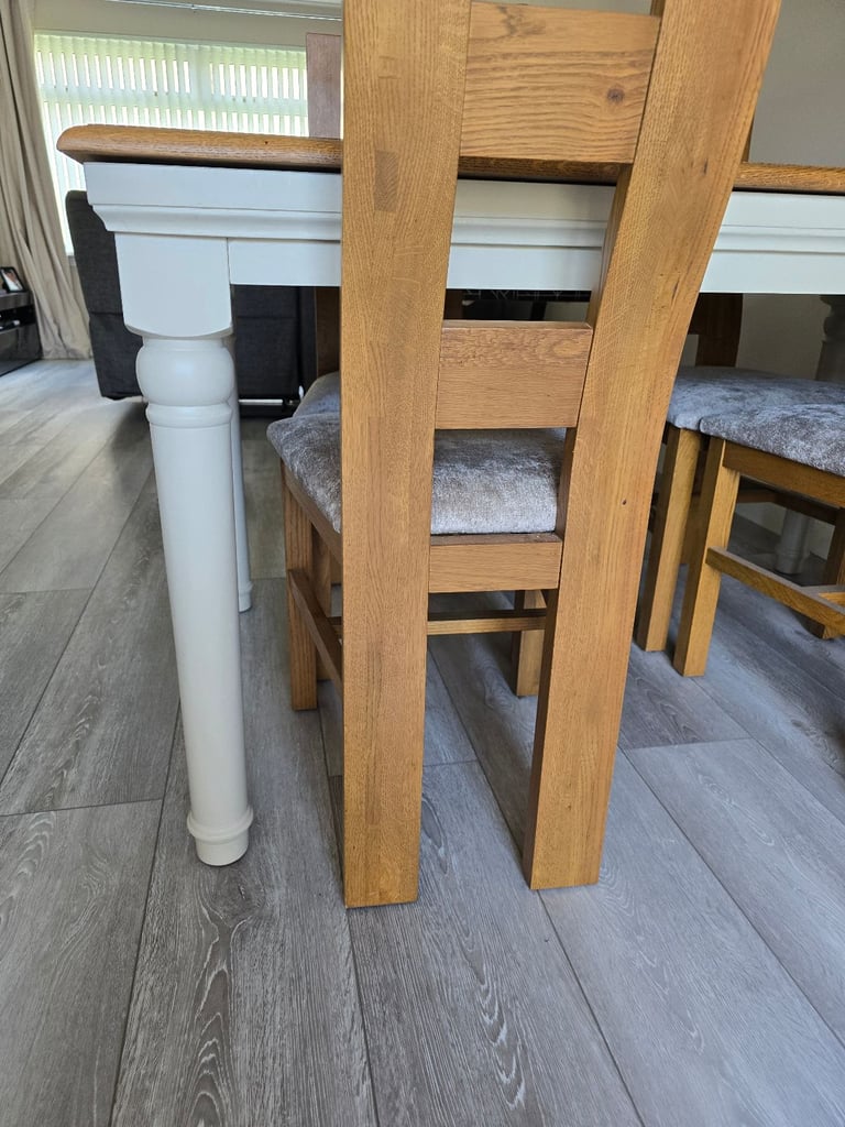 Oak Furnitureland 6 foot extendable table and chairs £400 ono