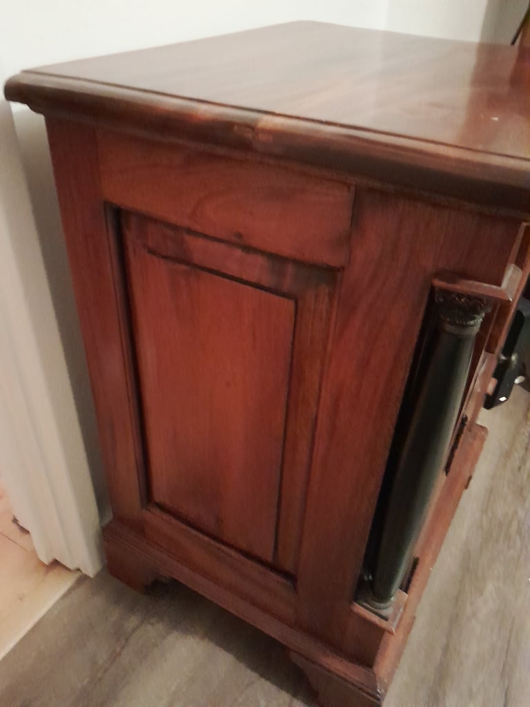 Small mahogany cupboard.