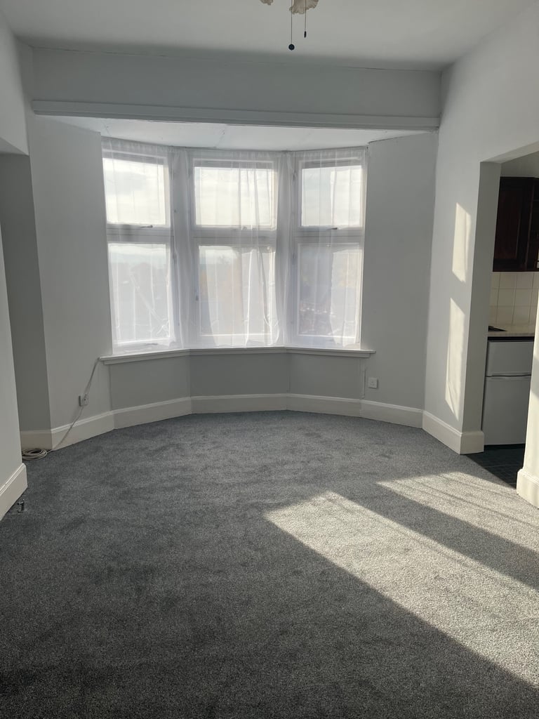 Let Agreed - No longer available. 2 additional flats will be available next 2-4wks, 1bd & 2 bd