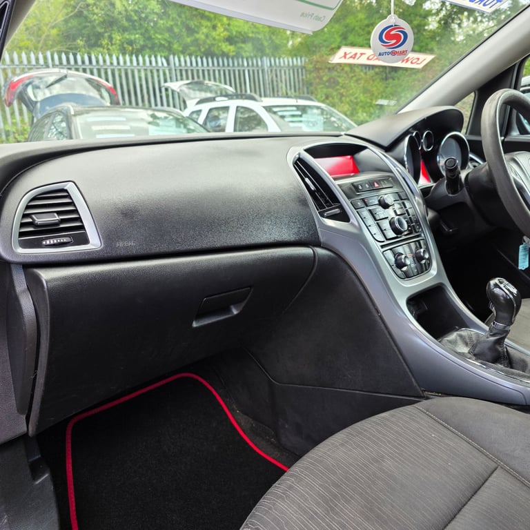 VAUXHALL ASTRA J DESIGN FACELIFT MODEL 1.7 DIESEL 110 BHP YEAR 2014 £20 ROAD TAX PER YEAR HPI CLEAR!