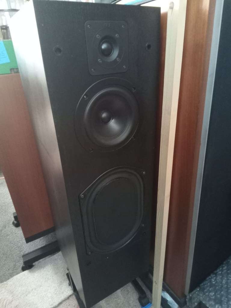 Speakers Kef c series C80 on stands with castors one pair 300 pound, offers 