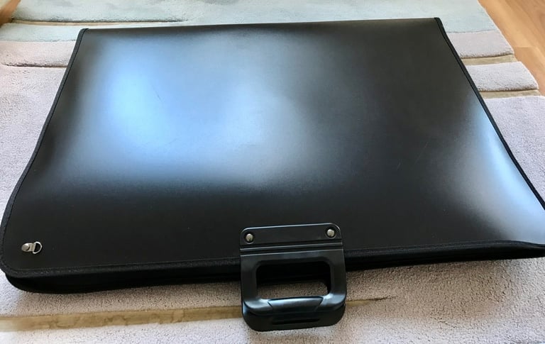 BARGAIN Art job lot - 5 NEW PAINTING BOARDS AND PORTFOLIO CASE.