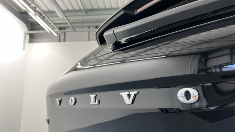 2022 Volvo XC40 B4 Plus, AWD Mild Hybrid Petrol, Dark(Blond Leather, Heated Seats, Carplay) Estat...