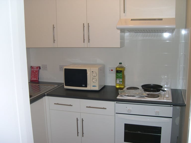 CENTRAL BRIGHTON - SUNNY ROOM IN NICE FLAT, AVAIL NOW, FIXED BILLS INC