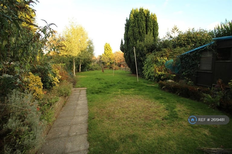 3 bedroom house in Weir Gardens, Rayleigh, SS6 (3 bed) (#2619481)