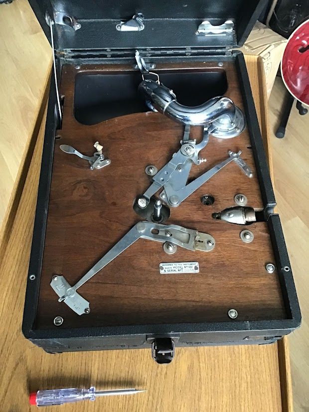 HMV 102 Gramophone with 5b Soundbox and keys