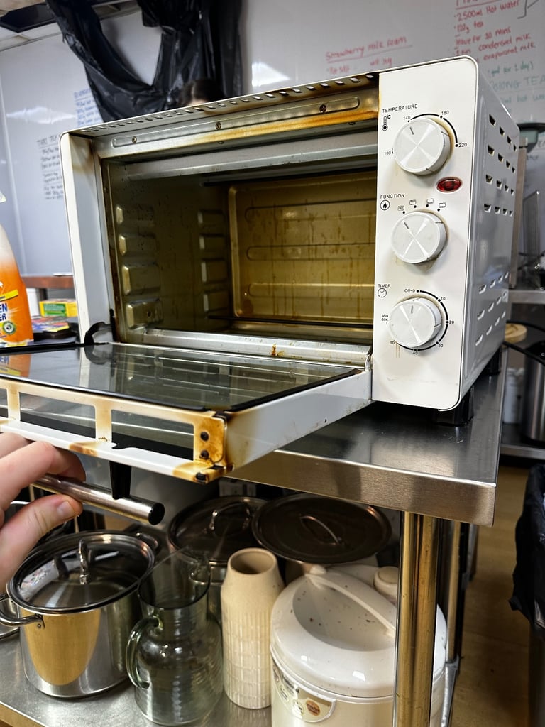 White igenix table top electrical oven 