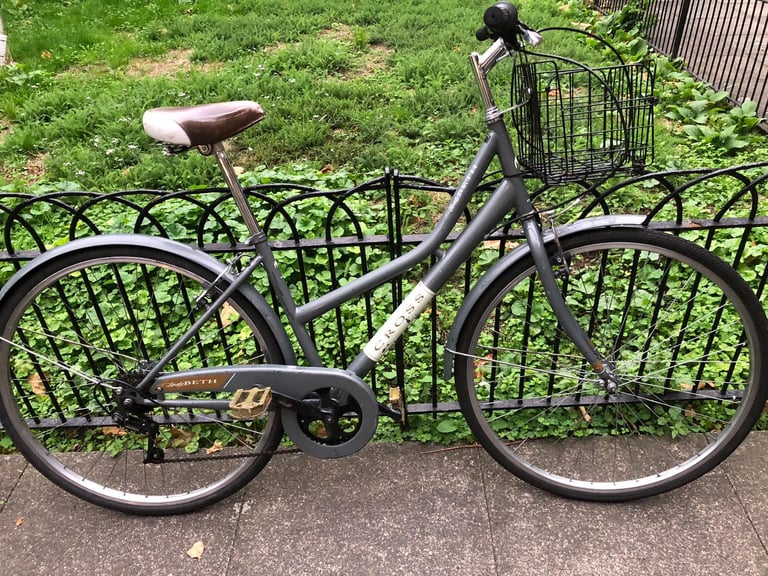 Adult Hybrid Cross bike 6 speeds 700C wheel fully functional in very good condition  