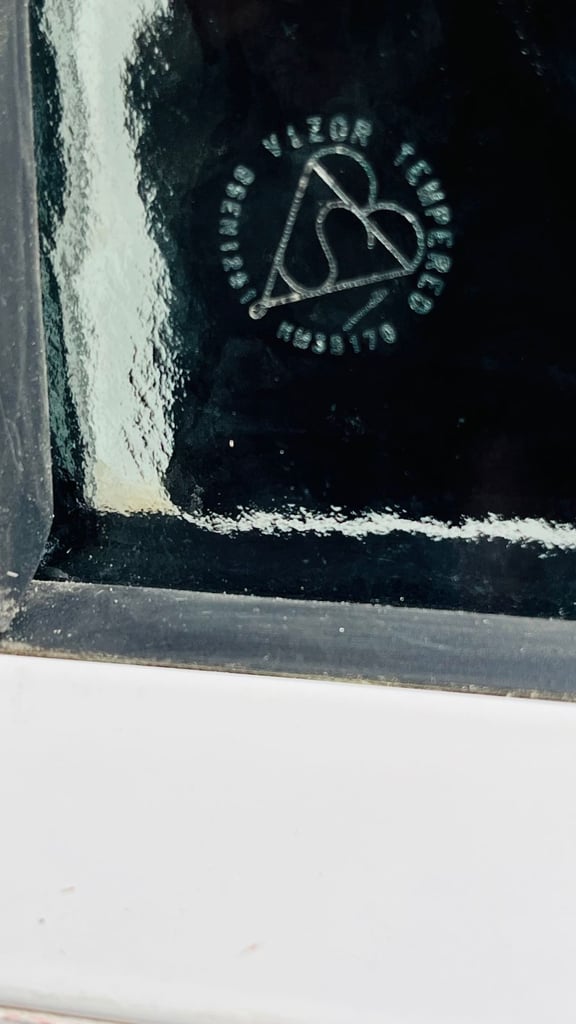 H 117 x W 123 cm - ex SHOWROOM ALUMINIUM DOUBLE GLAZED WINDOW BY ORIGIN - OBSCURE GLASS (REF: SK24)