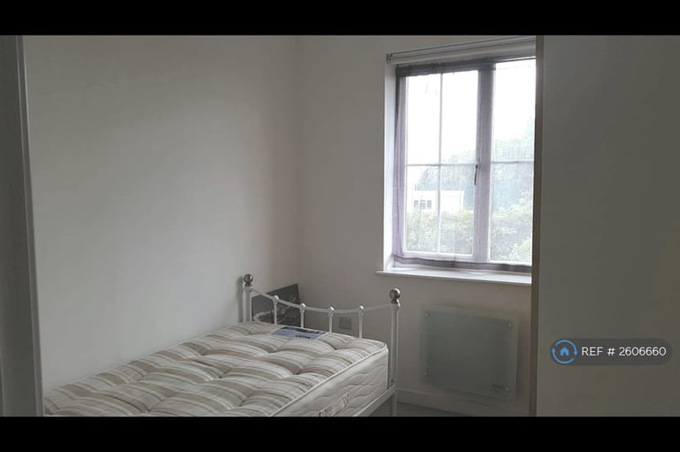 2 bedroom flat in Waggon Road, Leeds, LS10 (2 bed) (#2606660)