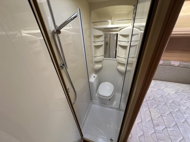 2009 COACHMAN VIP 535/4 Fixed bed