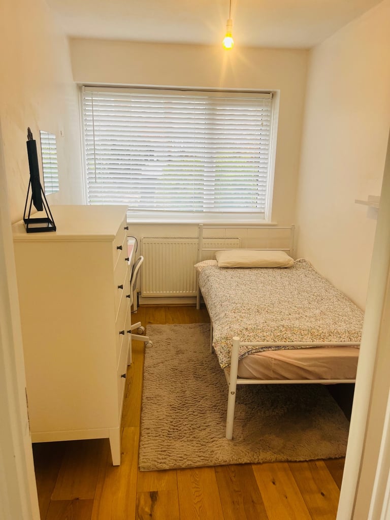 Single Bedroom Available in Clean & Cosy Home – prefer Females