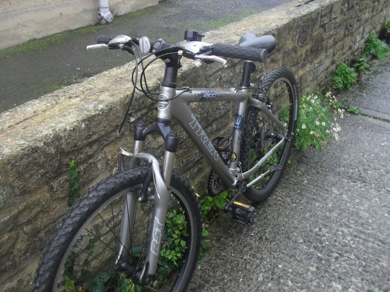 TREK ADULT/YOUTH'S MOUNTAIN STYLE BIKE.