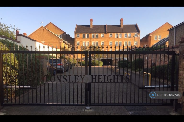 1 bedroom flat in Tonsley Heights, London, SW18 (1 bed) (#2647708)