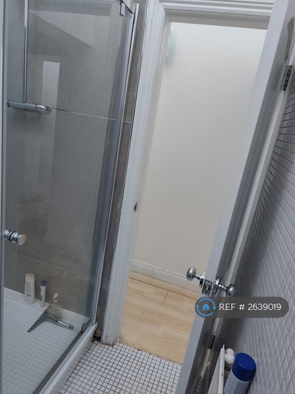 2 bedroom flat in Clare Road, Halifax, HX1 (2 bed) (#2639019)