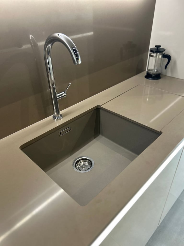 60% OFF - Sahara Lux Ex-display Kitchen for sale + Siemens Appliances & Quartz Worktop included