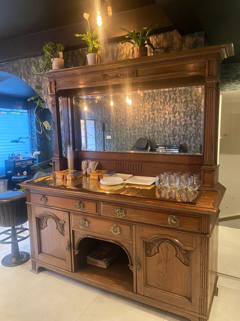 Great city location for this shop unit - perfect for a beauty salon