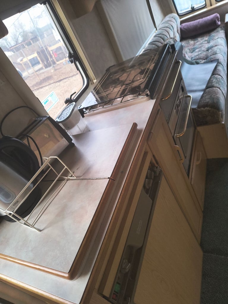 Caravan Omega compass 490-5/with full awning