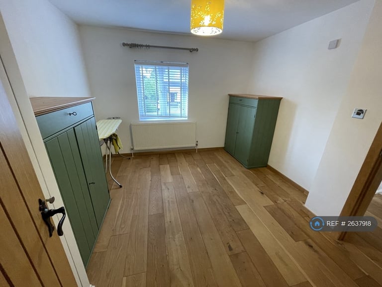 5 bedroom house in Wellesley Avenue, Iver, SL0 (5 bed) (#2637918)