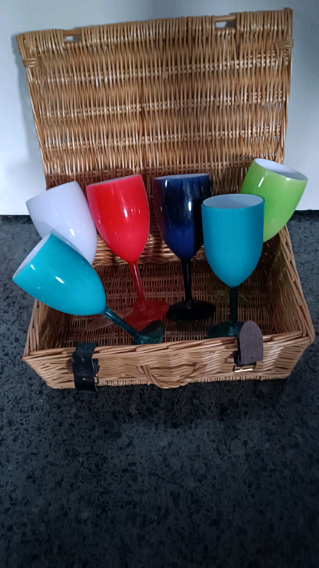 image for PICNIC BASKET WITH PLASTIC WINE GLASSES 