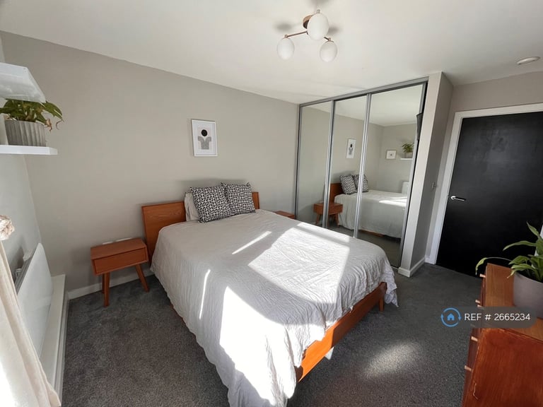 1 bedroom flat in Commercial Road, London, E14 (1 bed) (#2665234)