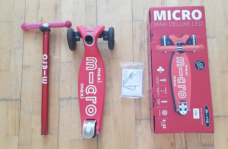 Red Micro LED Maxi Deluxe Scooter Great Condition