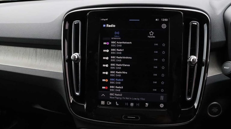  Volvo XC40 B4 (P) Ultra Bright (Sunroof, Harman Kardon, 360 Camera) Petrol/Electric Hybrid Autom...