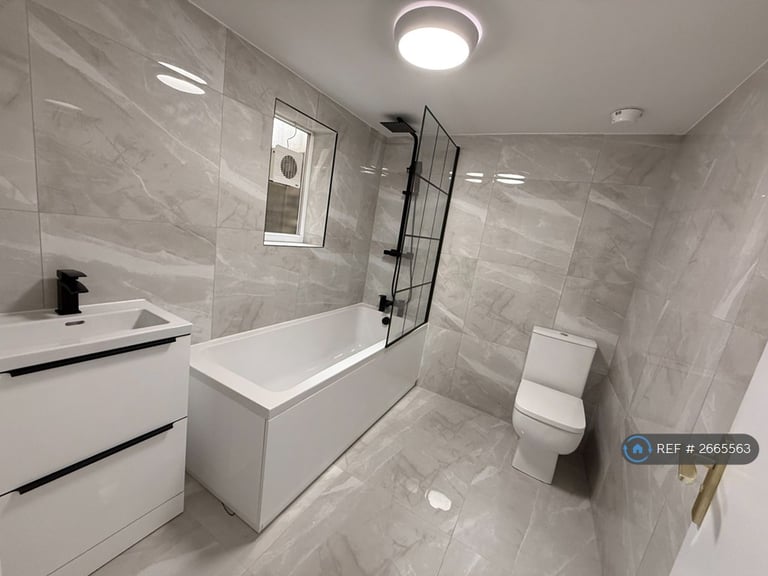 3 bedroom flat in Burton Road, Manchester, M20 (3 bed) (#2665563)