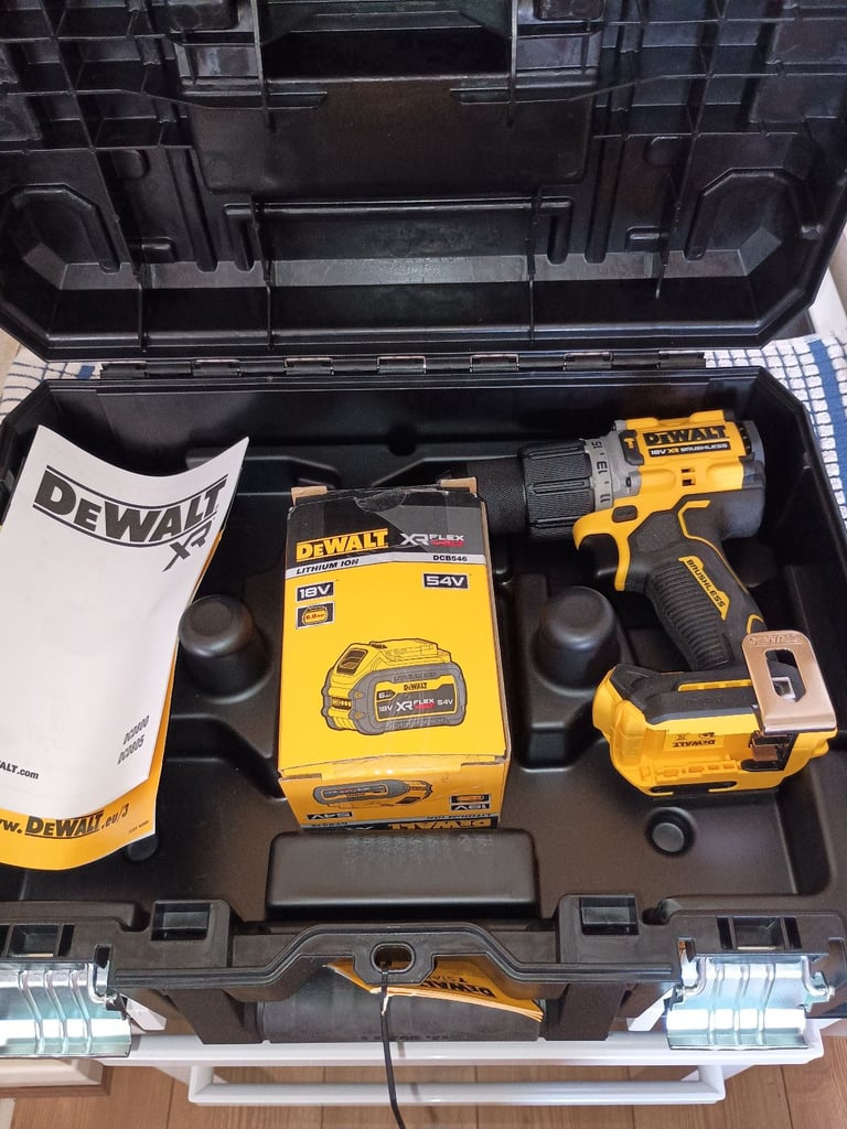 DeWalt DCD805N combi drill plus battery